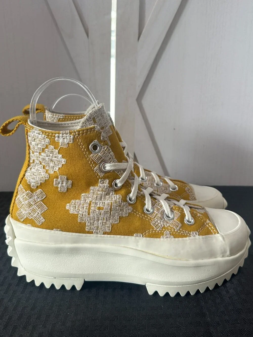 Converse Run Star Hike High Top Embroidered Sneakers Women’s 7 Men’s 5.5
